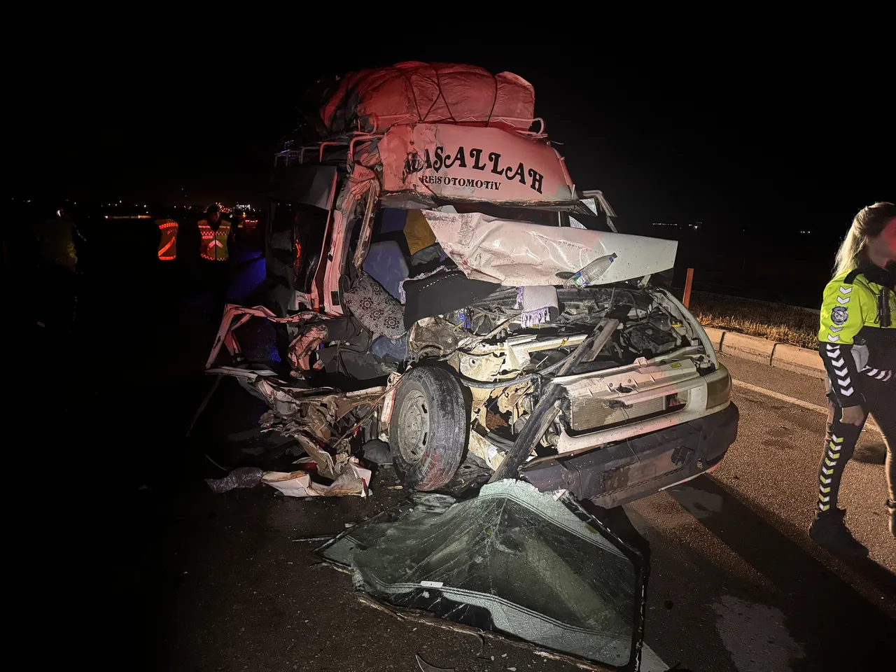Aksaray'da can pazarı! İşçi servisi tırla çarpıştı, çok sayıda yaralı var