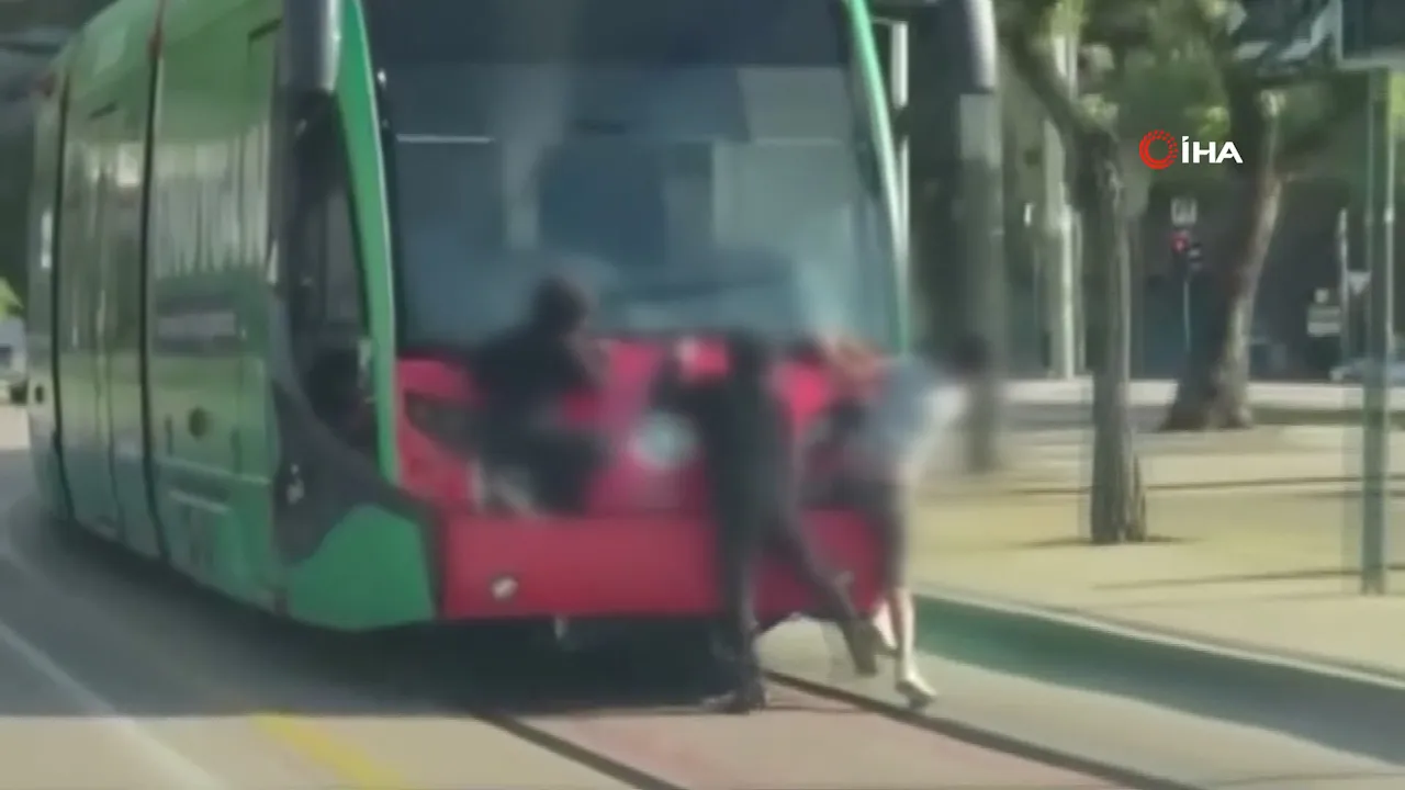 Bursa'da yürekleri ağza getiren yolculuk! Gençler tramvayın arkasına asıldı