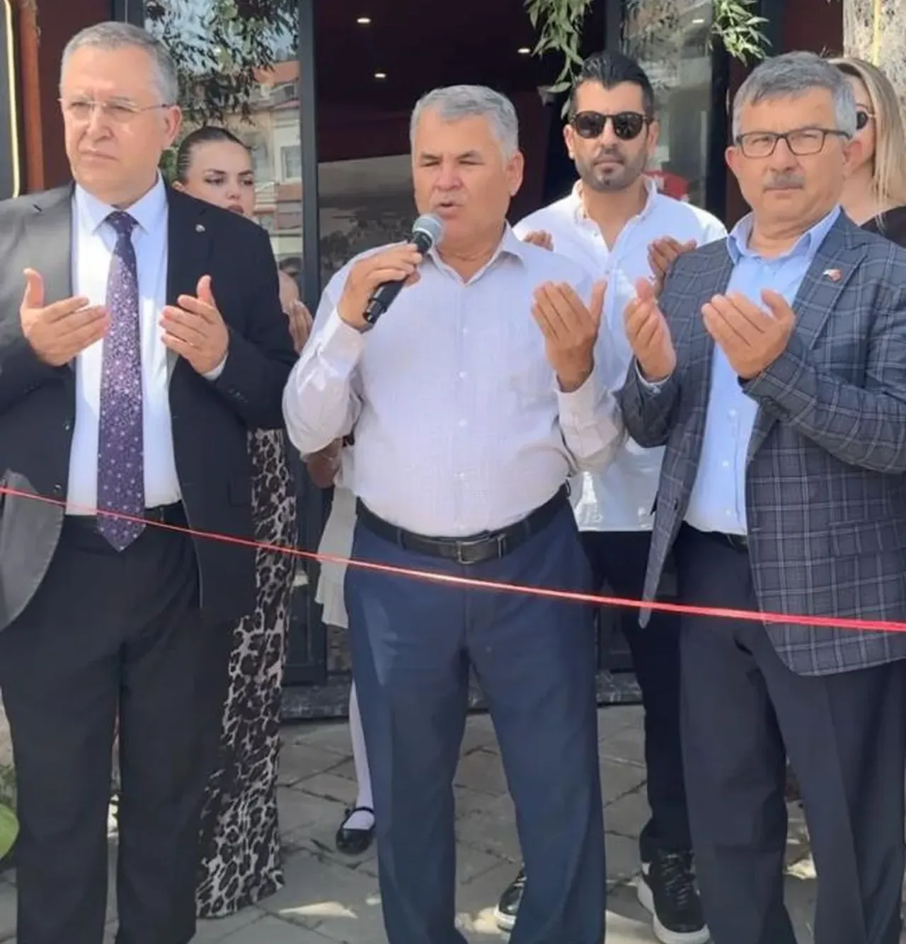 Fethiyede bu kadarına da pes dedirten skandal! Meyhaneyi dua ile açtılar