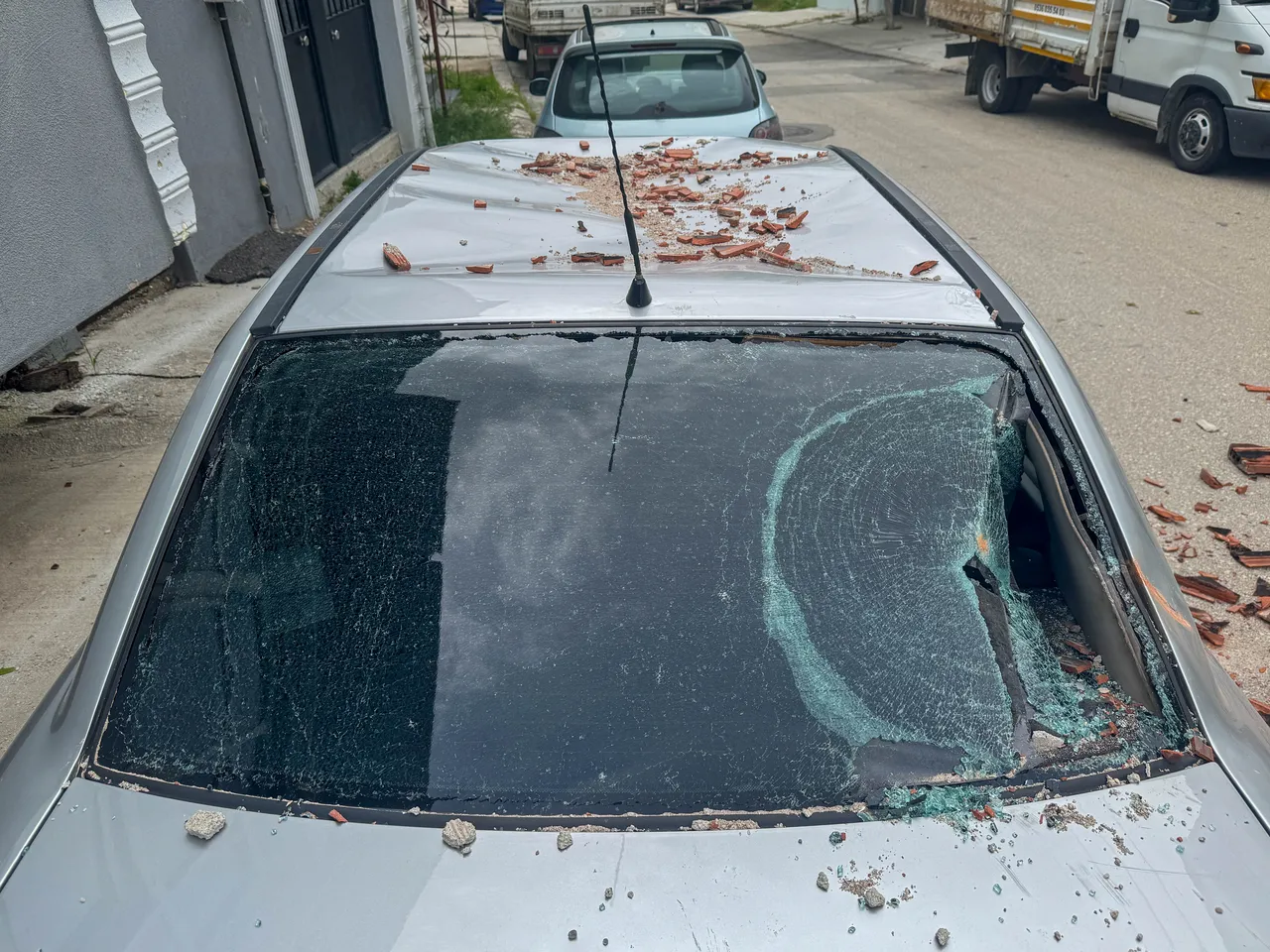 Fırtına kentte hayatı durdurdu! Çatılar uçtu, araçlar ağır hasarlı