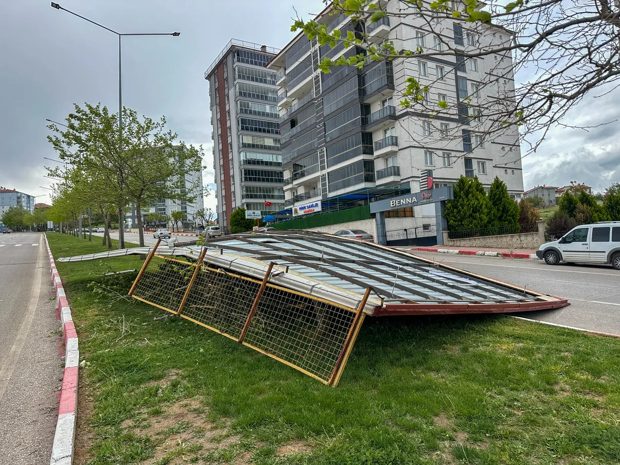Fırtına kentte hayatı durdurdu! Çatılar uçtu, araçlar ağır hasarlı