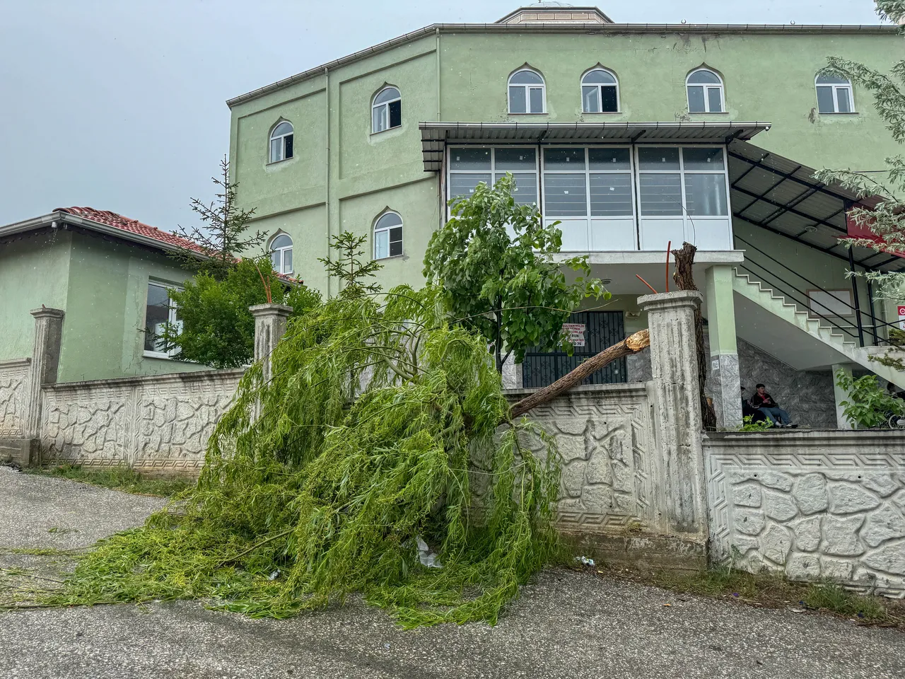 Fırtına kentte hayatı durdurdu! Çatılar uçtu, araçlar ağır hasarlı