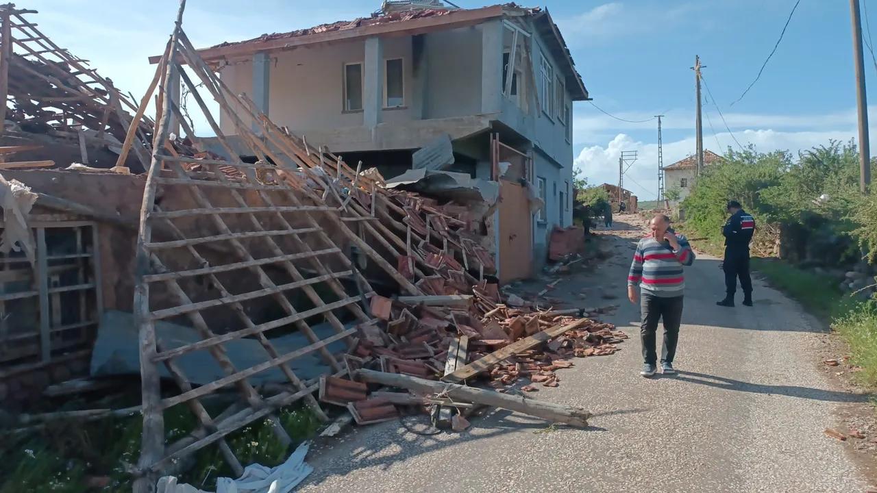 Hortum köyü yerle bir etti, vatandaşlar o anları anlattı: Camlar birden gitti, deprem oldu sandım