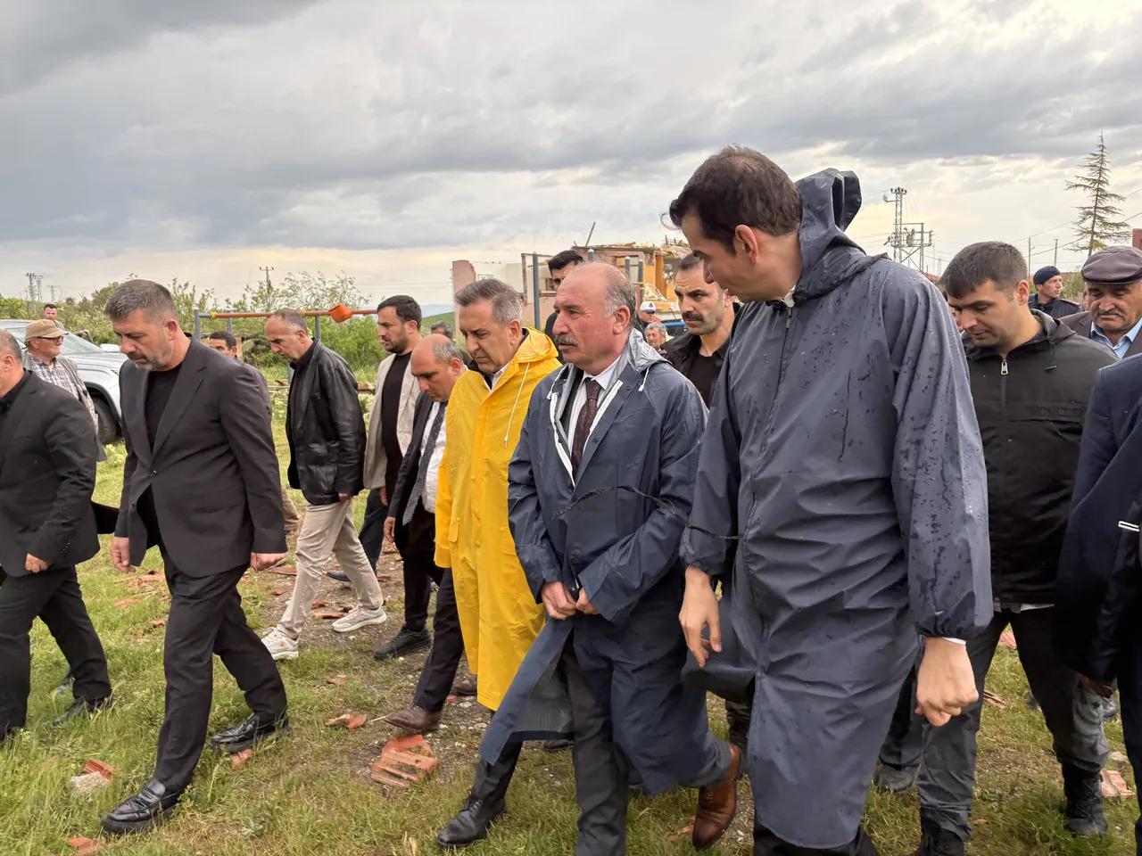 Hortum köyü yerle bir etti, vatandaşlar o anları anlattı: Camlar birden gitti, deprem oldu sandım