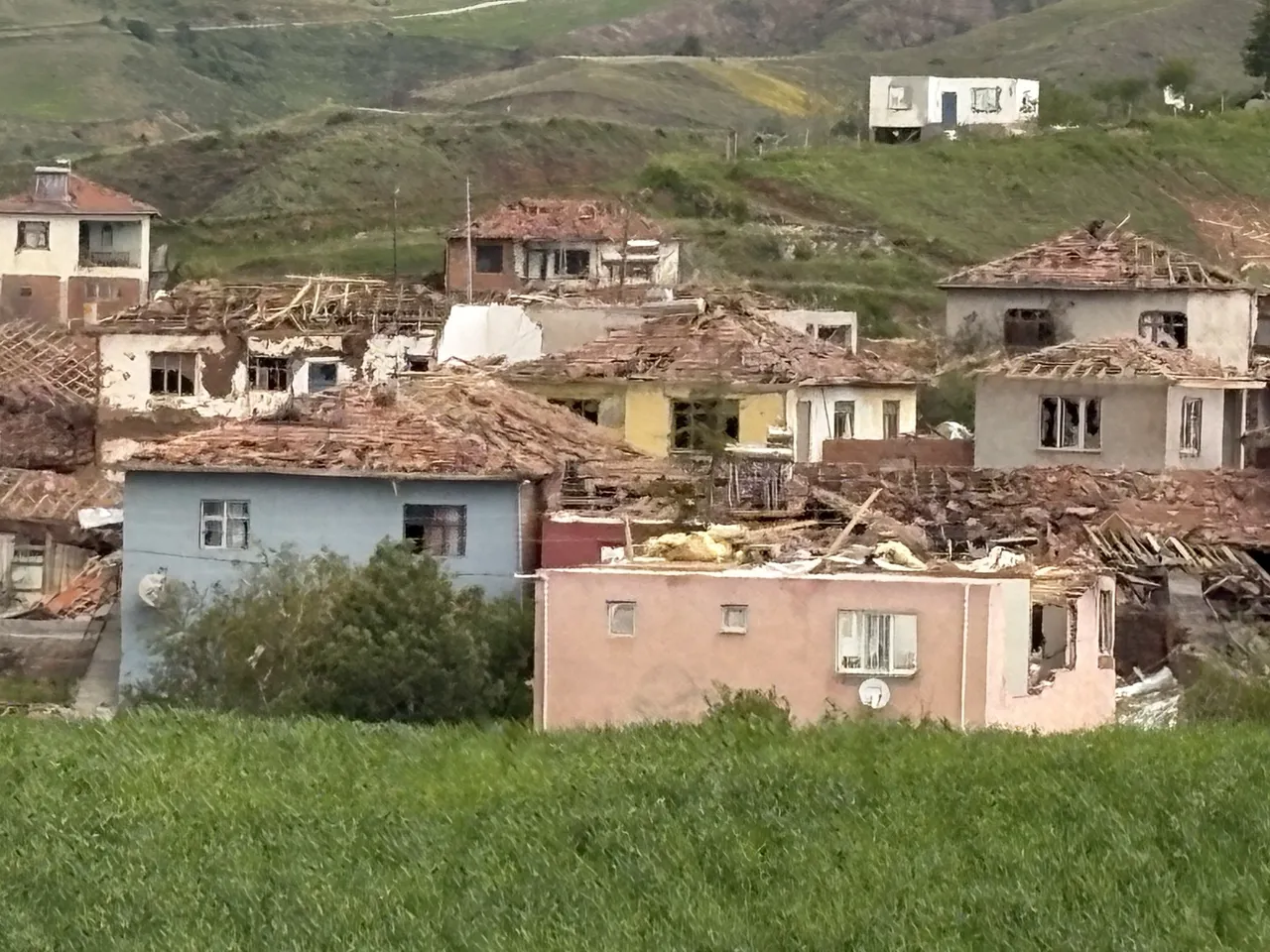 Hortum köyü yerle bir etti, vatandaşlar o anları anlattı: Camlar birden gitti, deprem oldu sandım