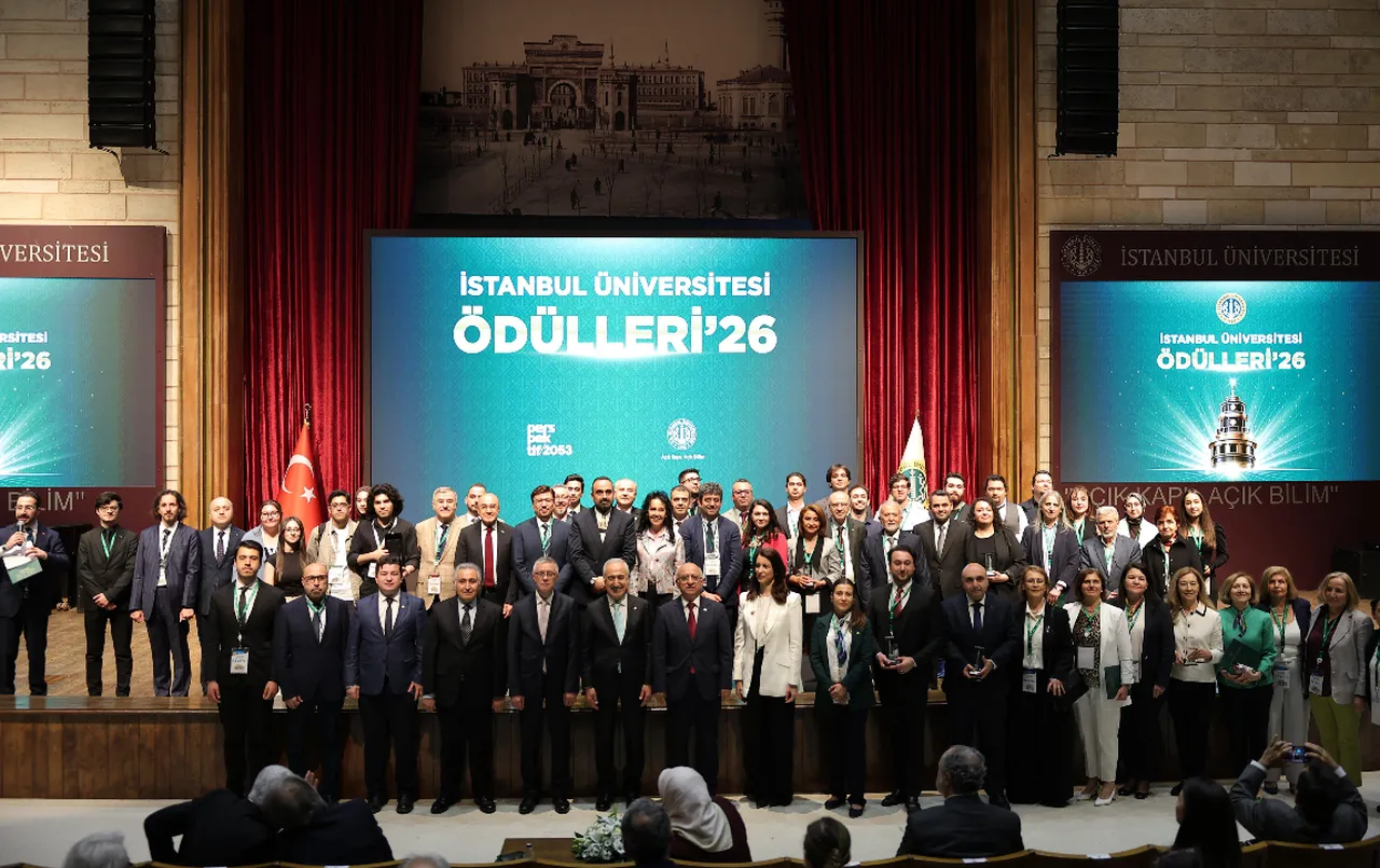 İÜ'den başarılı hocalara ödül