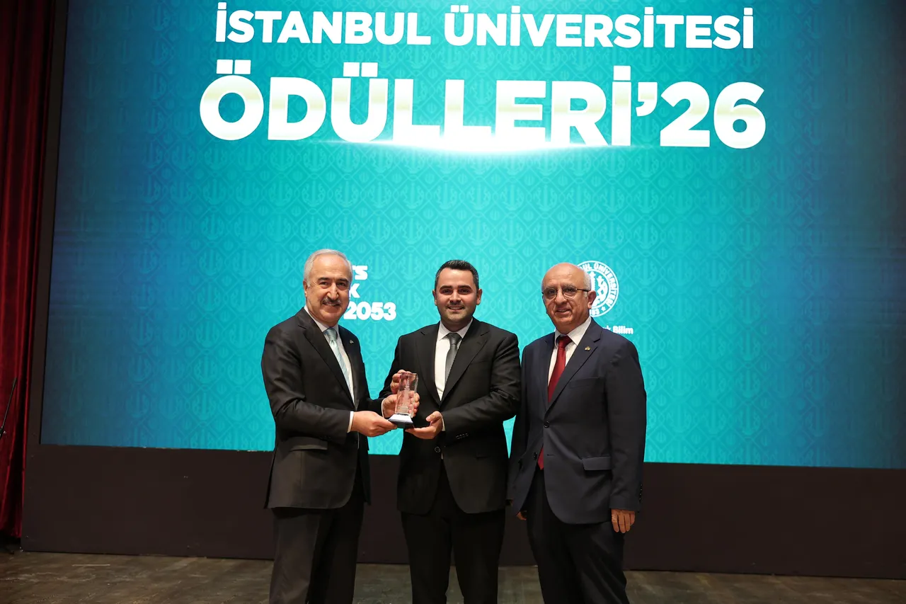 İÜden başarılı hocalara ödül