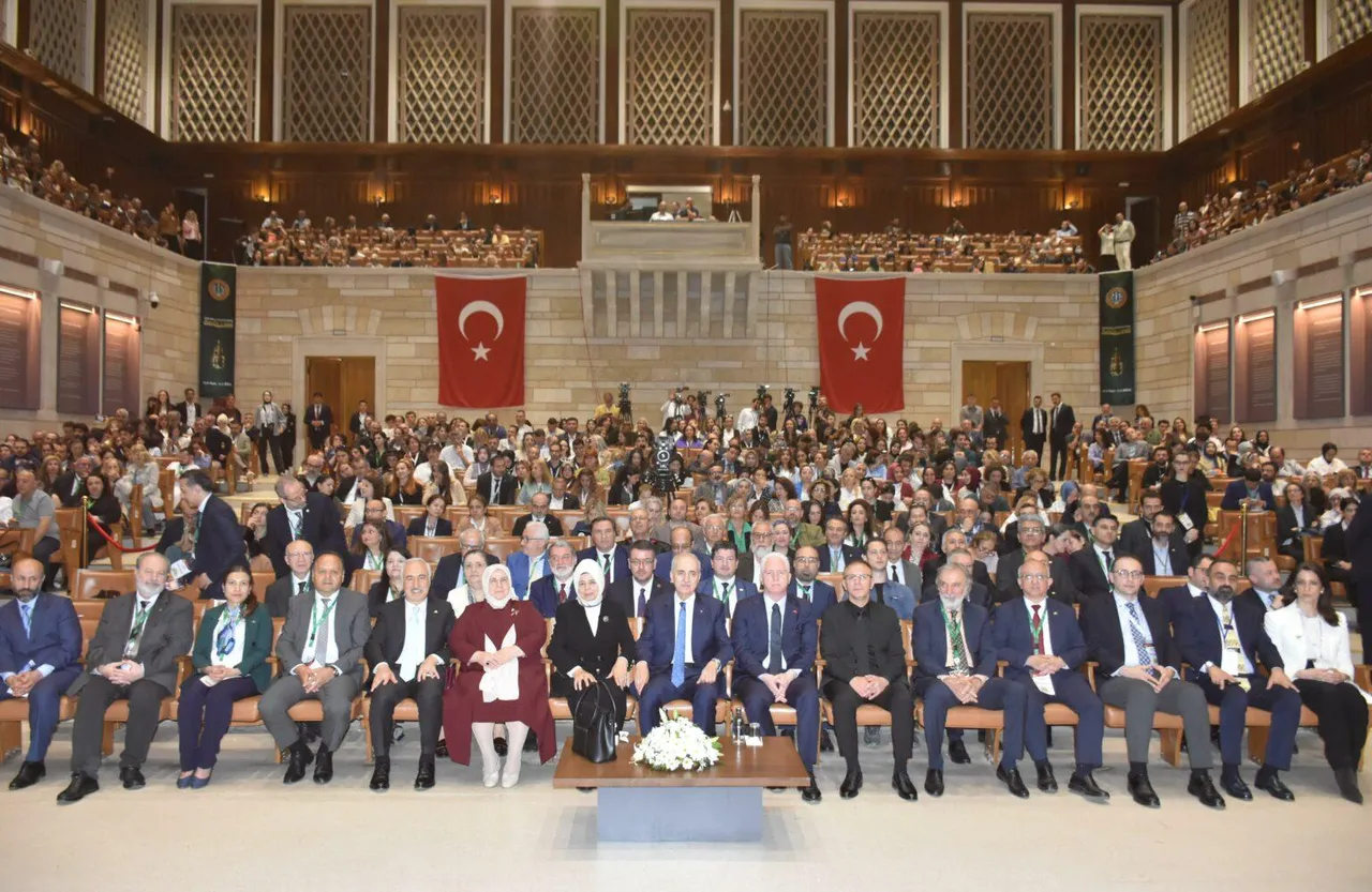 İÜden başarılı hocalara ödül