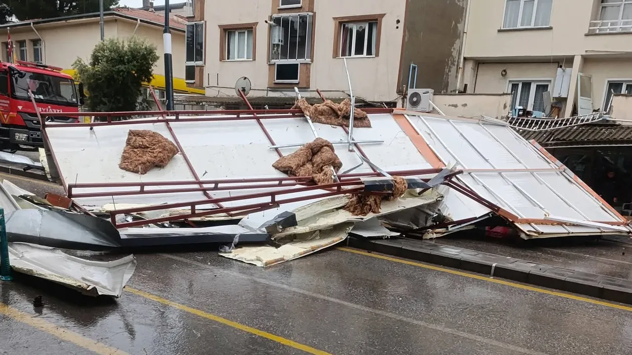Manisa'da 3 ilçeyi sağanak, dolu ve fırtına vurdu!