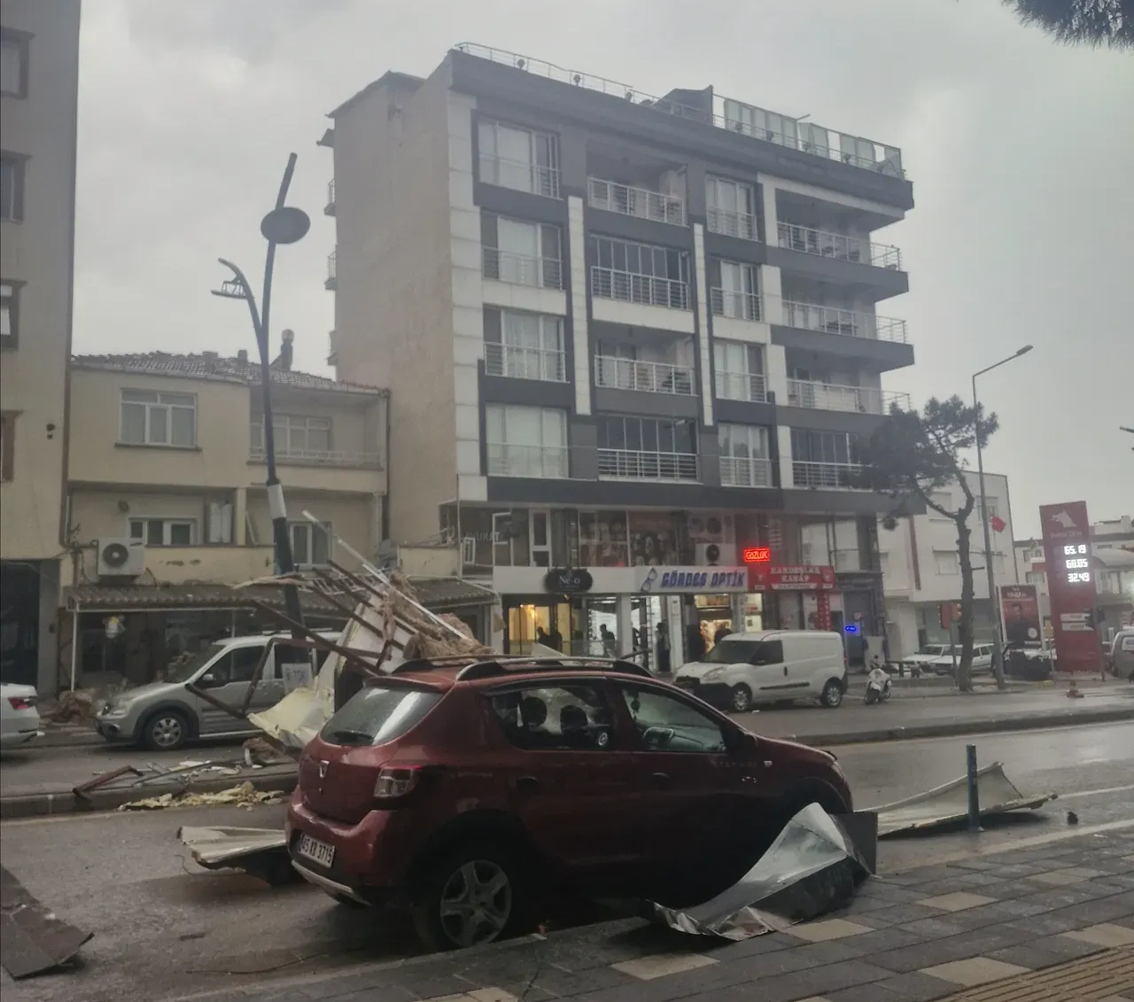 Manisada 3 ilçeyi sağanak, dolu ve fırtına vurdu!