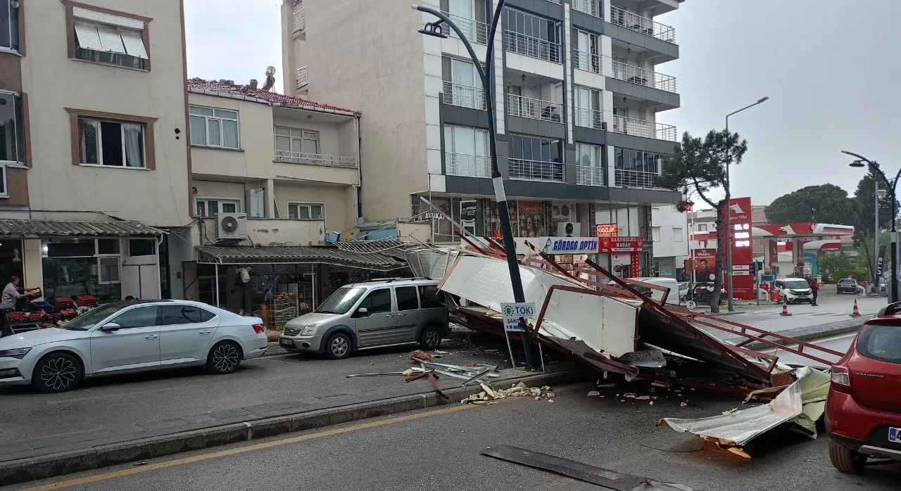 Manisa'da şiddetli fırtına çatıyı uçurdu! İşlek caddede faciadan kıl payı dönüldü