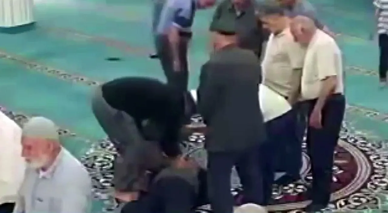 Namaz kılarken kalp krizi geçirdi, imam hayatını kurtardı