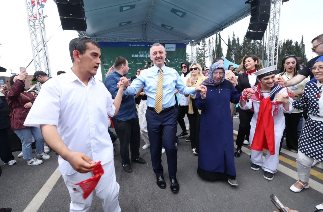 Vatan aşkıyla, çakı gibi asker oldular: Büyükakın temsili uğurlamada özel bireylerle konvoy yaptı, halay çekti