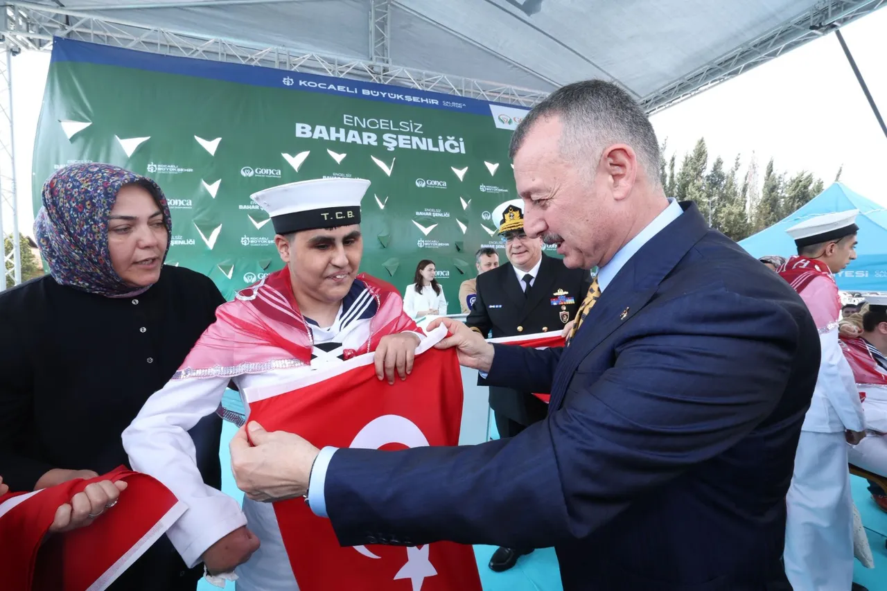 Vatan aşkıyla, çakı gibi asker oldular: Büyükakın temsili uğurlamada özel bireylerle konvoy yaptı, halay çekti