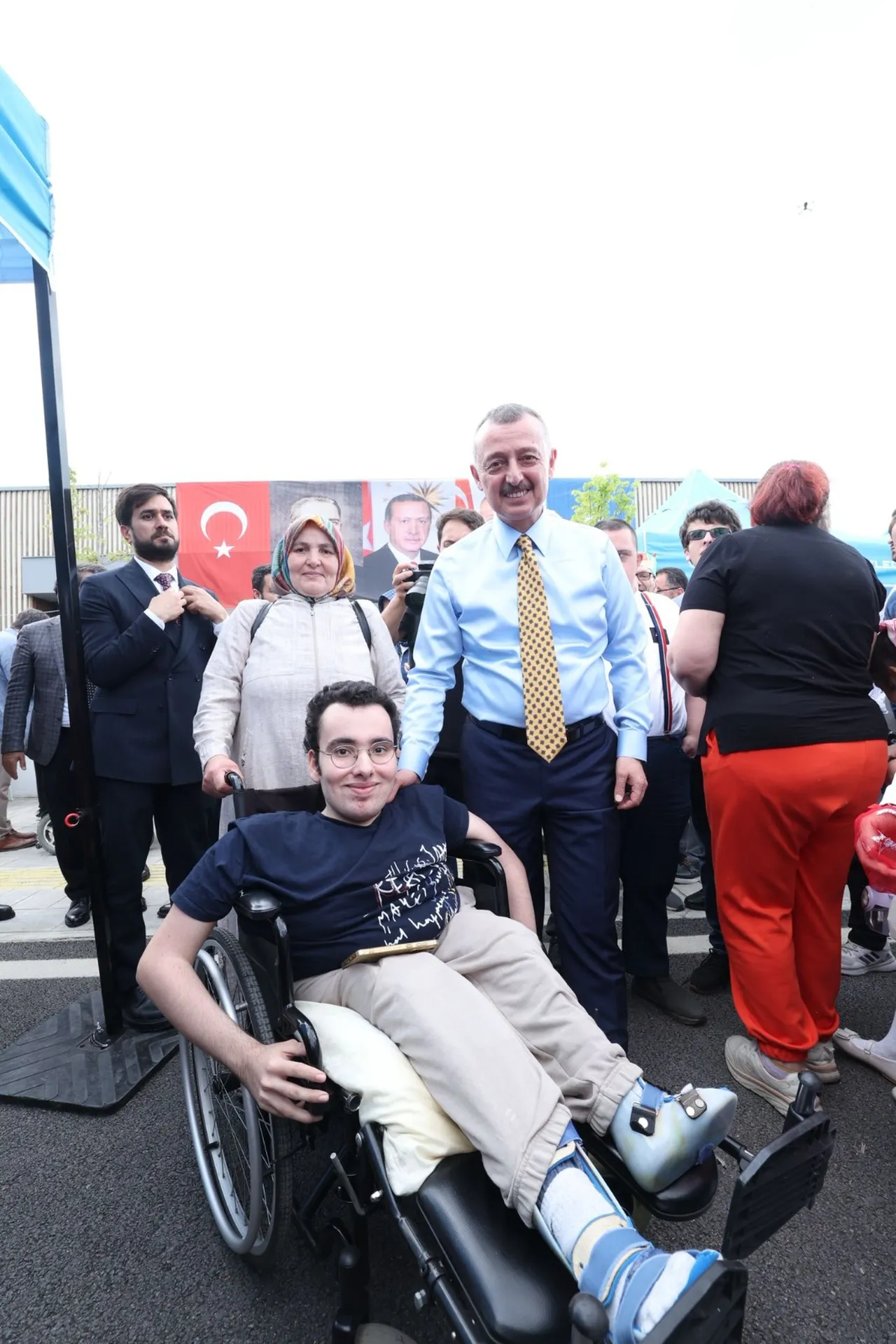 Vatan aşkıyla, çakı gibi asker oldular: Büyükakın temsili uğurlamada özel bireylerle konvoy yaptı, halay çekti