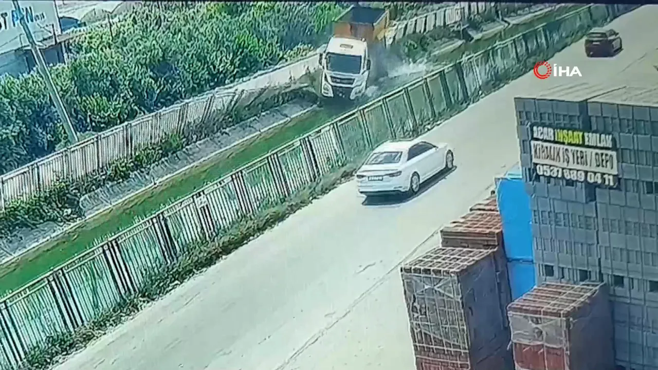 Adana'da korkutan kaza! Kontrolden çıkan tır sulama kanalına uçtu