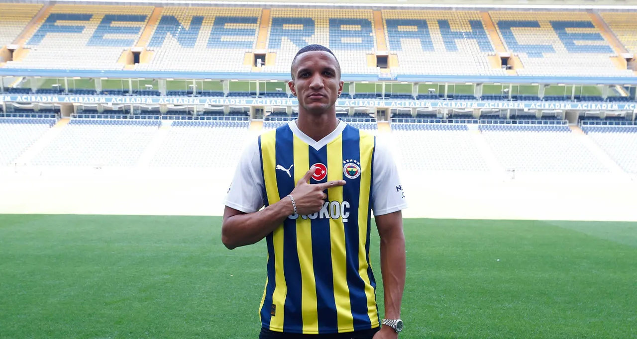 Brezilyalı stoper Rodrigo Becao, kiralık olarak Kasımpaşa forması giyiyor.
