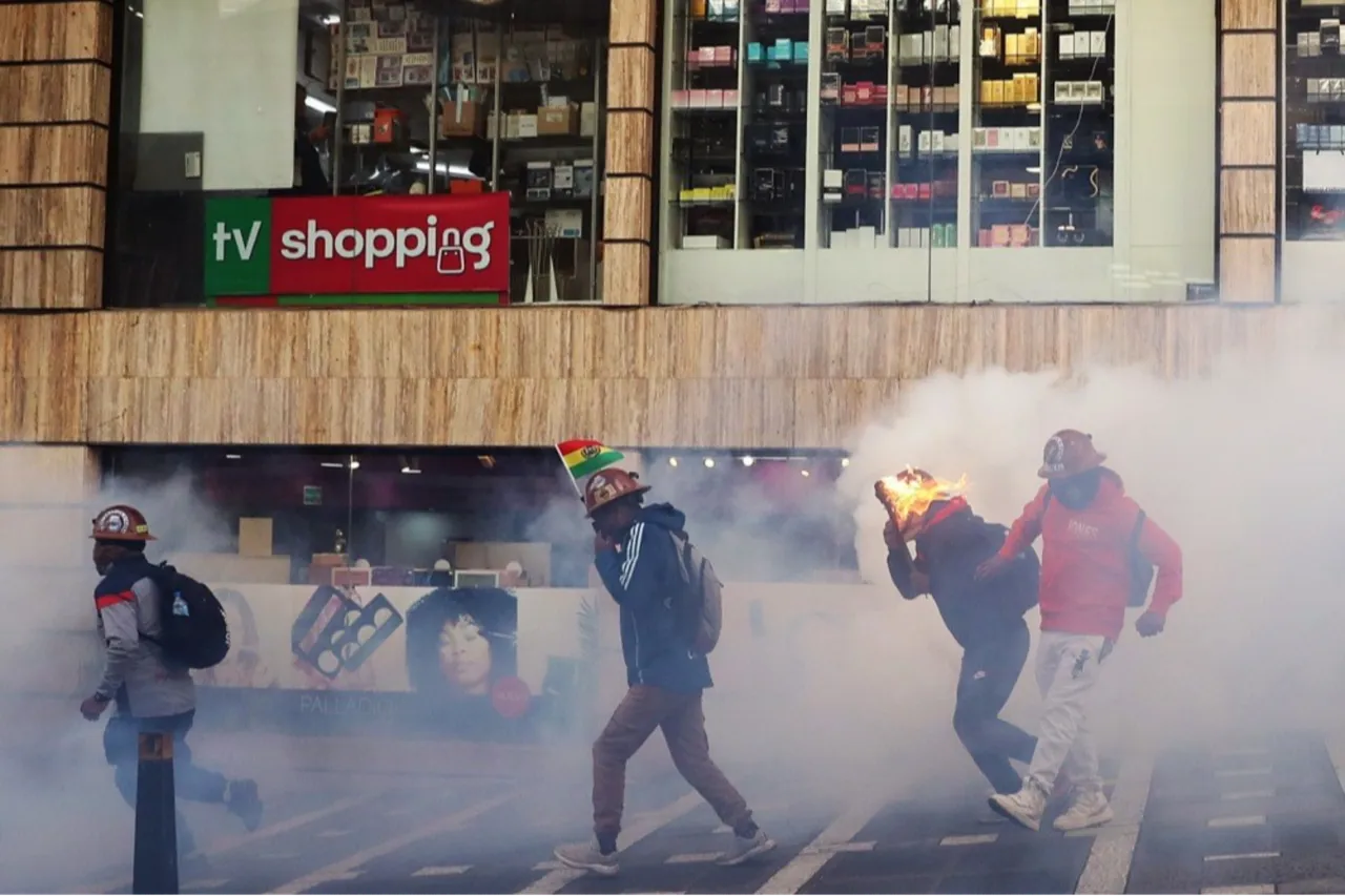 Bolivya'da hareketli saatler! Madenciler sokaklara döküldü, polisle çatıştı