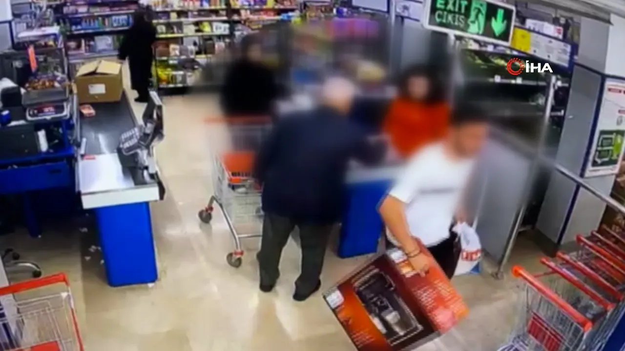 Elini kolunu sallayarak çaldı! 17 bin liralık kahve makinesi hırsızlığı kamerada
