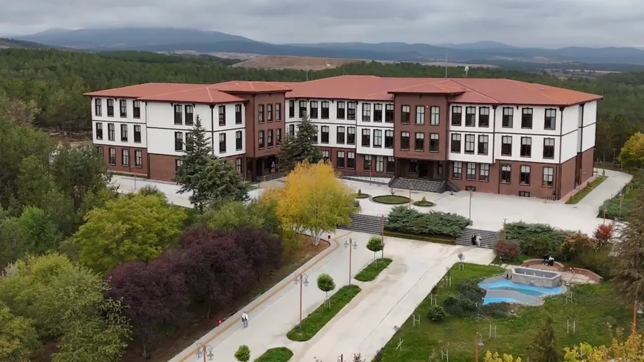 Erkek öğrenci yarı çıplak camdan atlamıştı! Tutuklanan akademisyenle ilgili yeni gelişme