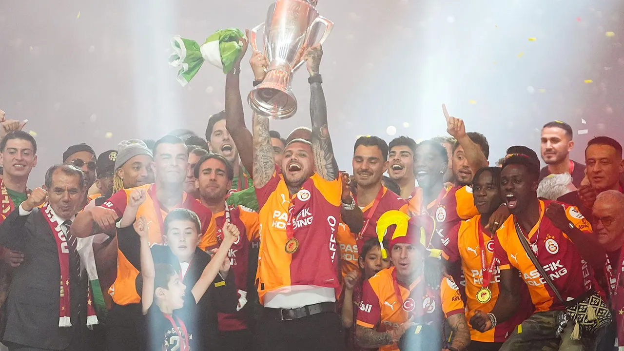 Galatasaray, 26'ncı şampiyonluğu kutladı: Cimbom kupayı kaldırdı