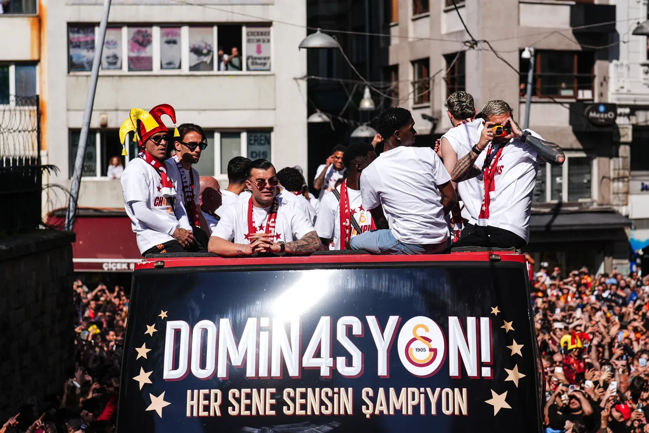 Süper Lig şampiyonu sarı-kırmızılı futbol takımını taşıyan üstü açık otobüs, Galatasaray Lisesi önünden hareket etti.