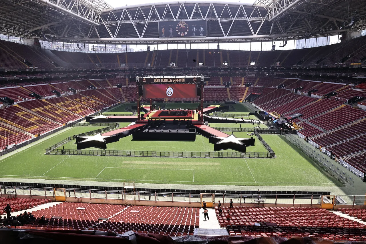 RAMS Park'ta kutlama için sahaya sahne kurudu.