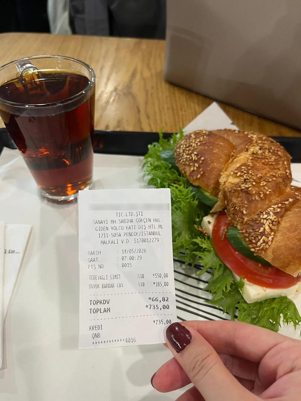Havalimanında çay ve sandviçin fiyatı gündem oldu!