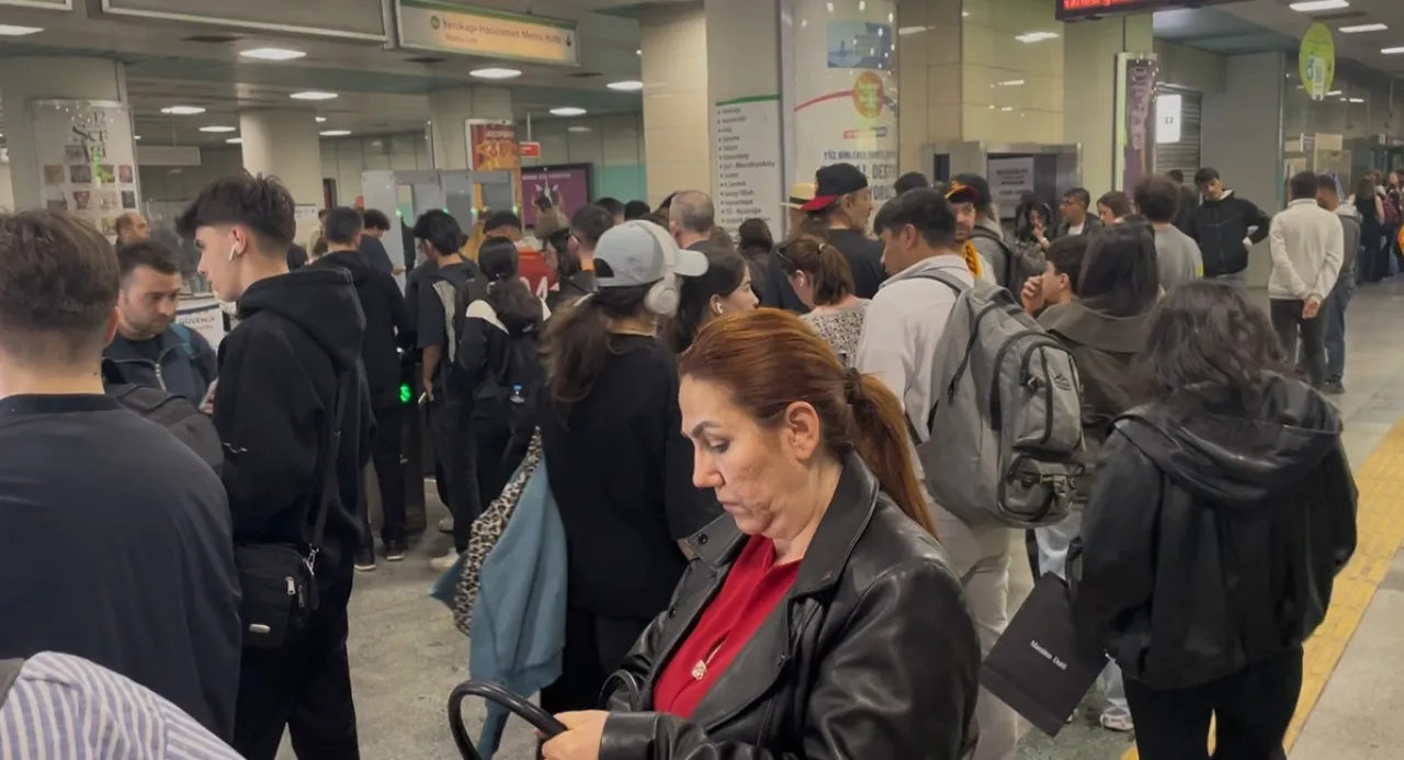 M2 ve M6 metro hatlarında teknik arıza! Vatandaşlar isyan etti