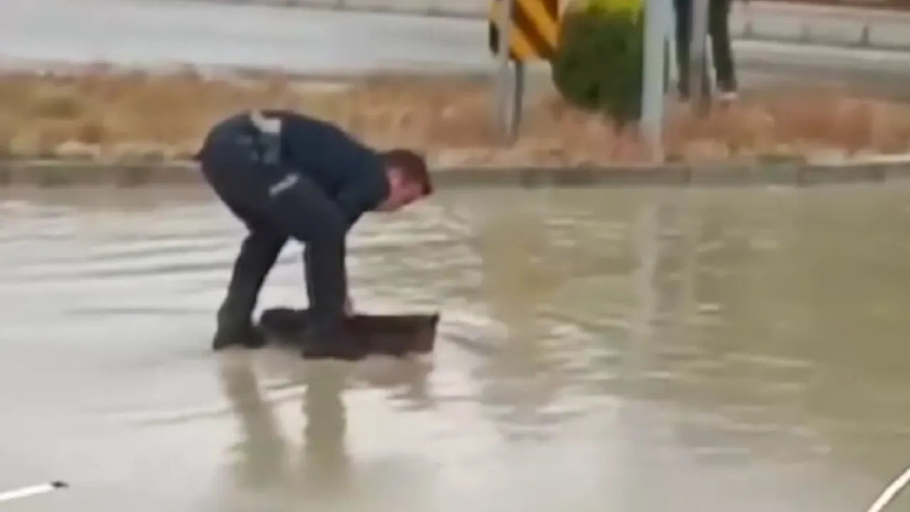 Sel sularına tek başına direndi! Kahraman polisin yol açma çabası takdir topladı