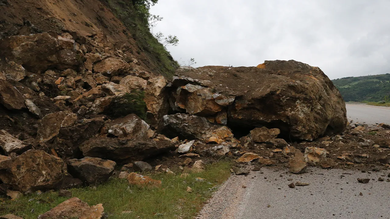 Tokat'ta kara yolunda heyelan! Ulaşım kesildi