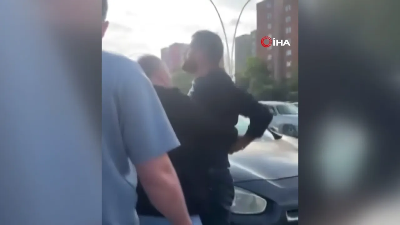 Yol verme kavgası kamerada! Aracından indirdikleri sürücüyü darbetmeye kalktılar