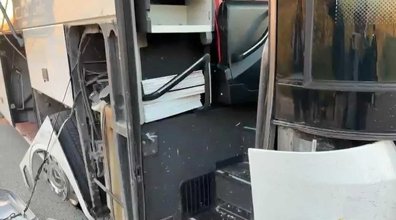 Yolcu otobüsünün lastiği patladı! Muavin kopan kapıdan aşağı uçtu