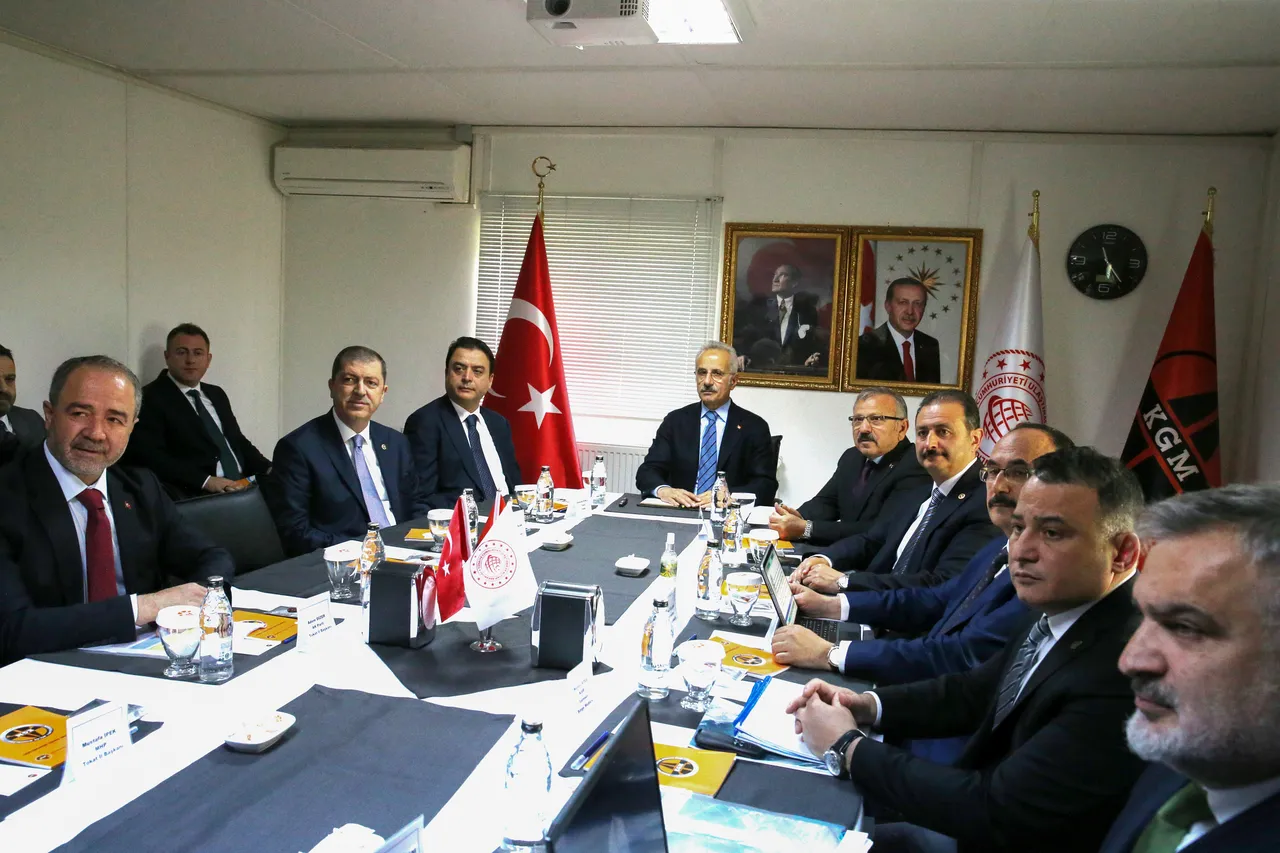 7 projenin devam ettiği kentte Uraloğlu müjdeyi verdi! Yılan hikayesine dönen tünel için kazma vurulacak