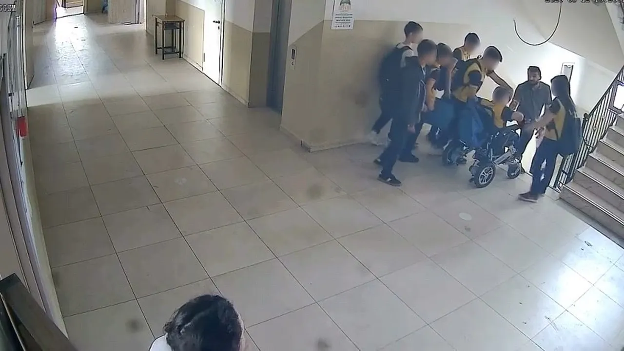Asansör bozuldu, mahsur kalan engelli öğrencisini sırtında taşıdı!