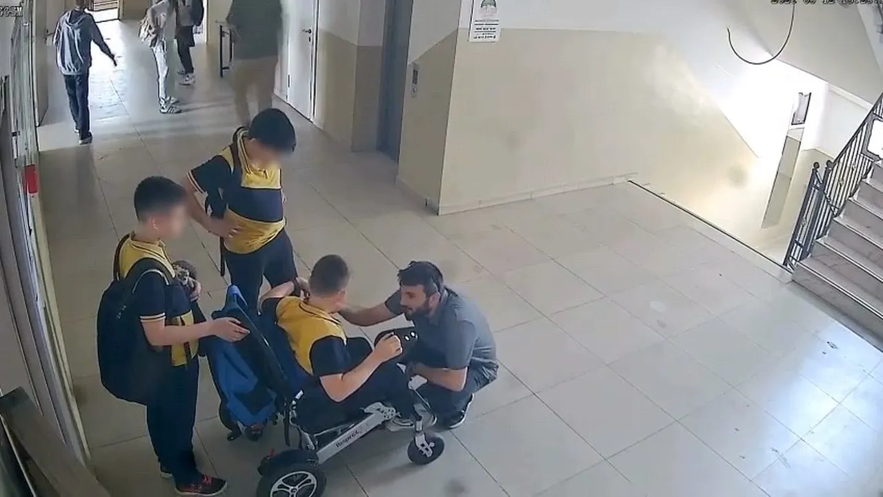 Asansör bozuldu, mahsur kalan engelli öğrencisini sırtında taşıdı!