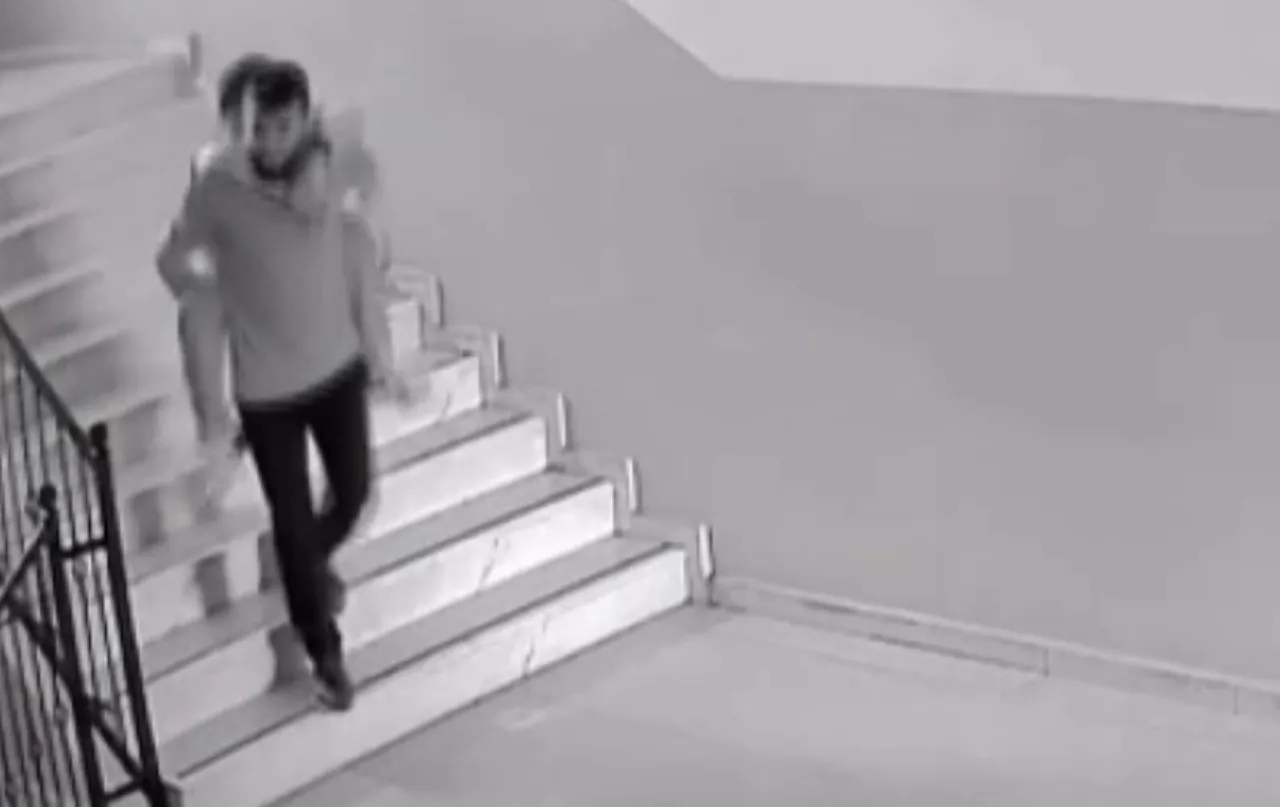 Asansör bozuldu, mahsur kalan engelli öğrencisini sırtında taşıdı!