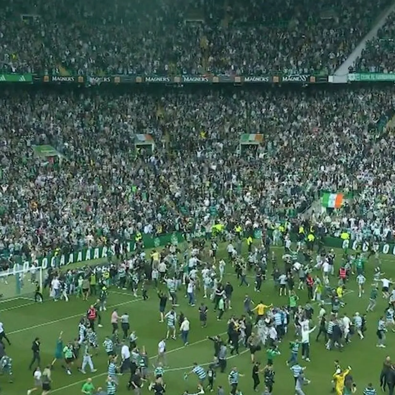 Celtic taraftarlarının sahaya girdiği an