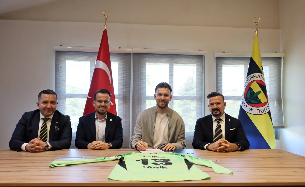 Fenerbhaçe, sözleşmesi sezon sonunda bitecek Tarık Çetin'i takımda tuttu.