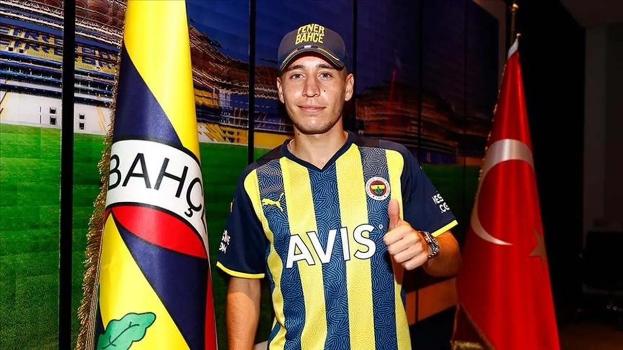 Emre Mor, Fenerbahçe dışında Borussia Dortmund, Celta Vigo, Galatasaray, Olympiakos, Karagümrük ve Eyüpspor'da forma giydi.