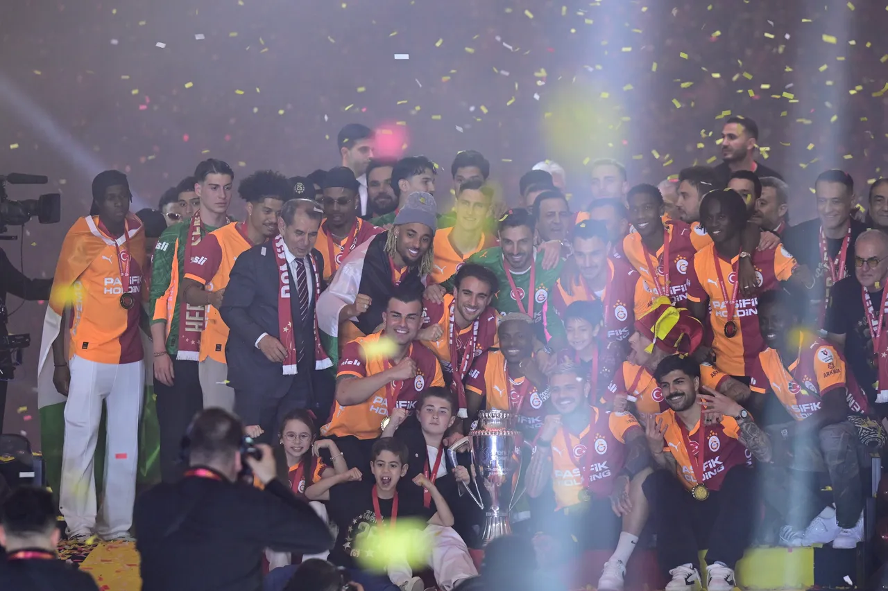 Galatasaray, 26'ncı Süper Lig şampiyonluğunu RAMS Park'ta taraftarıyla kutladı.