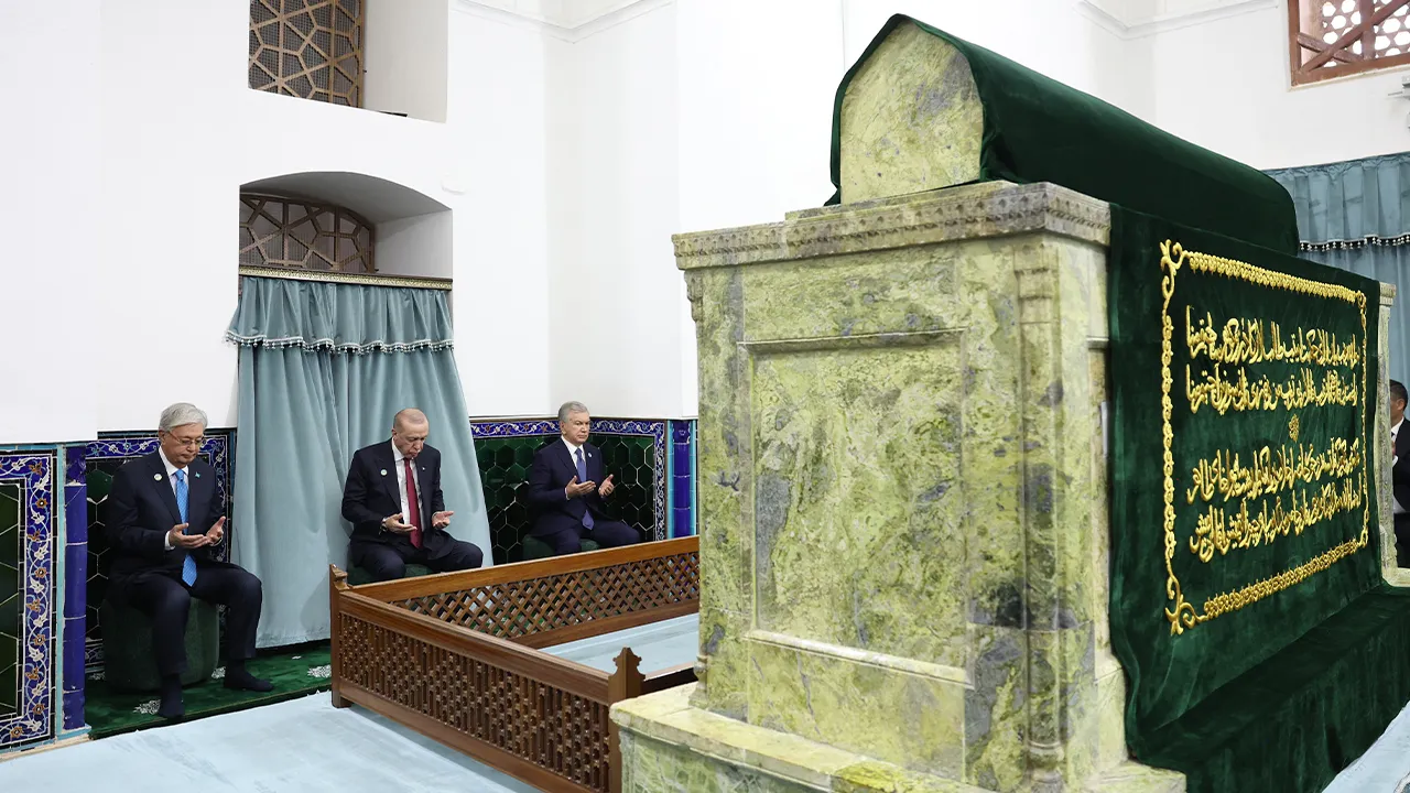 Bir gün önce Kazakistan’ın ilk Ahmet Yesevi Nişanı tevdi edilen Erdoğan, dün beraberindeki liderlerle Hoca Ahmet Yesevi  Türbesi’ne ziyarette  bulunarak dua etti.