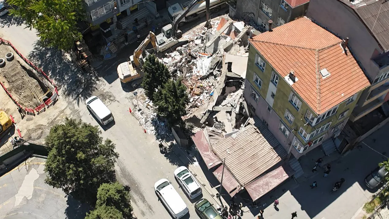 Küçükçekmece’de 5 katlı bina çöktü! 1 bina tahliye edildi