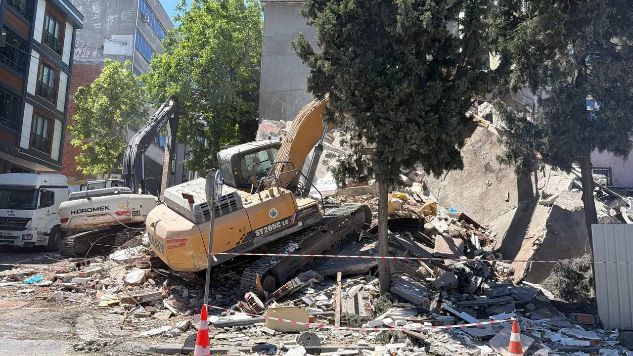 Küçükçekmece’de 5 katlı bina çöktü! 1 bina tahliye edildi