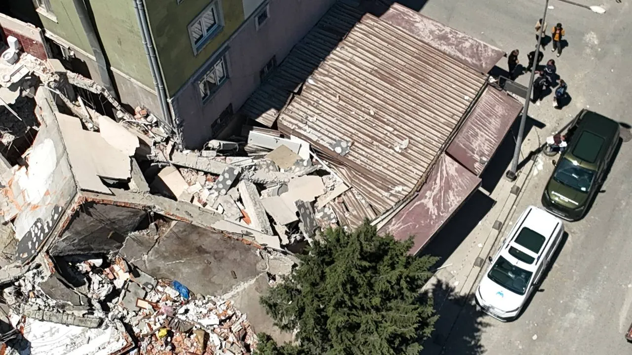 Küçükçekmece’de 5 katlı bina çöktü! 1 bina tahliye edildi
