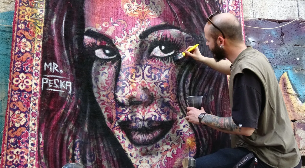 Perde ve halılara sanat işliyor! Görenler bir daha dönüp bakıyor