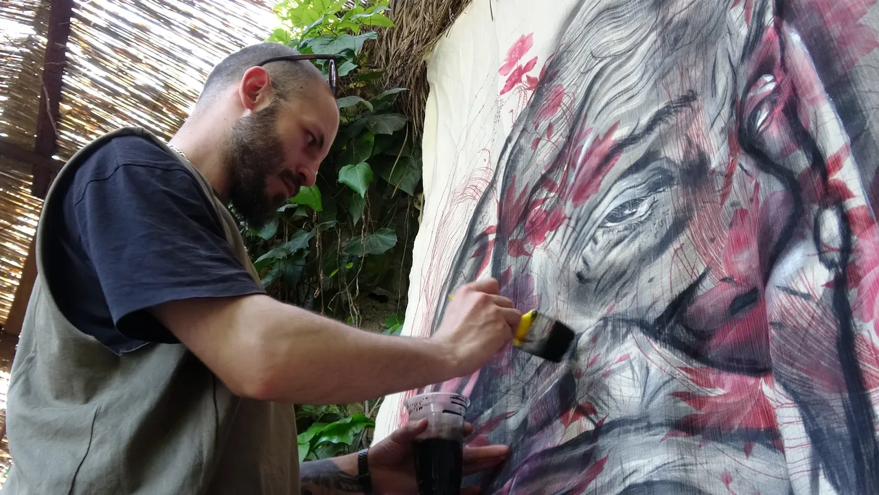 Perde ve halılara sanat işliyor! Görenler bir daha dönüp bakıyor