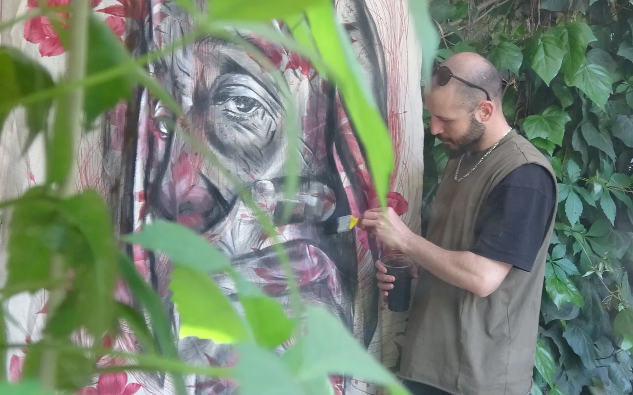 Perde ve halılara sanat işliyor! Görenler bir daha dönüp bakıyor
