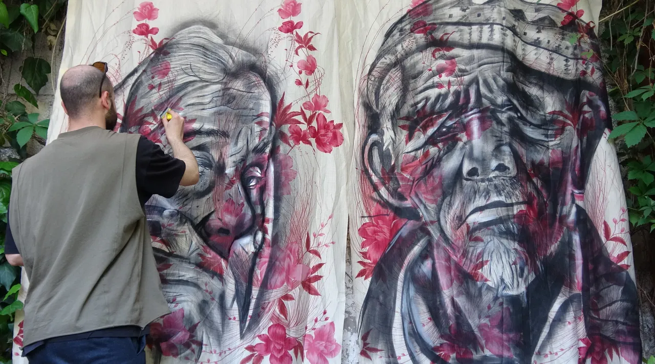 Perde ve halılara sanat işliyor! Görenler bir daha dönüp bakıyor