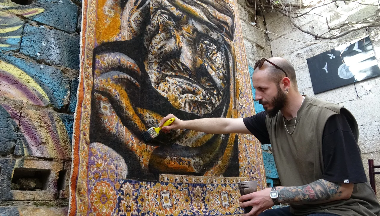 Perde ve halılara sanat işliyor! Görenler bir daha dönüp bakıyor